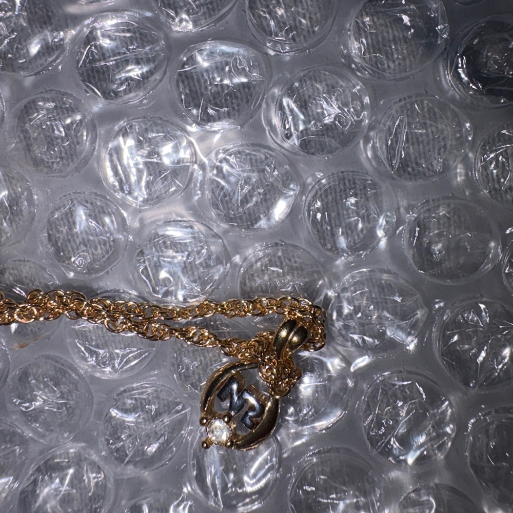 Non Ricci singular crystal and gold plated necklace
